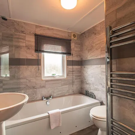 Lodge Woodland With Hot Tub